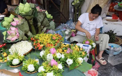 Thị trường mùa lễ Vu Lan 2025: Đa dạng, sôi động nhưng vẫn giữ trọn giá trị truyền thống