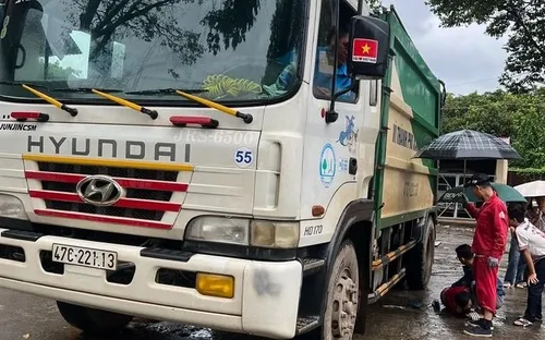Va chạm xe thu gom rác trong trường, một học sinh tử vong