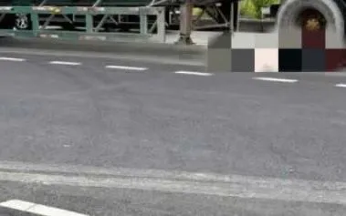 Container va chạm xe máy, một người tử vong tại chỗ