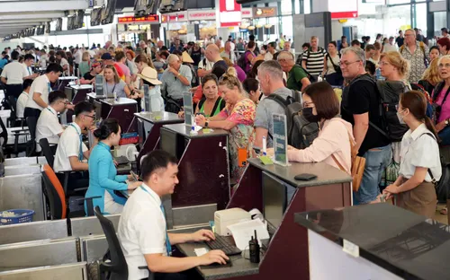 Vé máy bay Tết Bính Ngọ 2026 mở bán sớm, giá vẫn cao