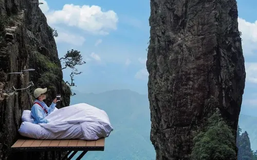 Ngủ trên vách núi cao chót vót - Trào lưu mạo hiểm mới của giới trẻ Trung Quốc