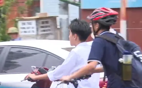 Nhiều học sinh, thanh thiếu niên không đội mũ bảo hiểm, điều khiển xe trên 50 phân khối