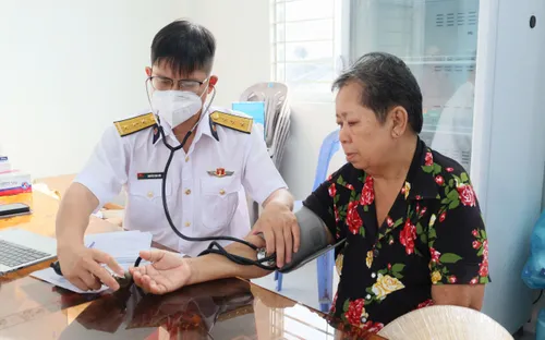Bộ Tư lệnh Vùng 5 Hải quân khám bệnh, cấp thuốc miễn phí cho nhân dân trên địa bàn tỉnh Cà Mau