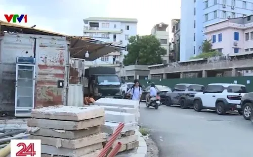 Dự án dang dở, đường vào Đại học Hà Nội ngập trong rác thải