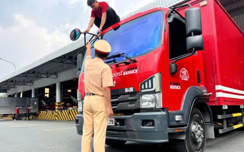 TP Hồ Chí Minh vận động lái xe lắp gương cầu lồi chống "điểm mù"