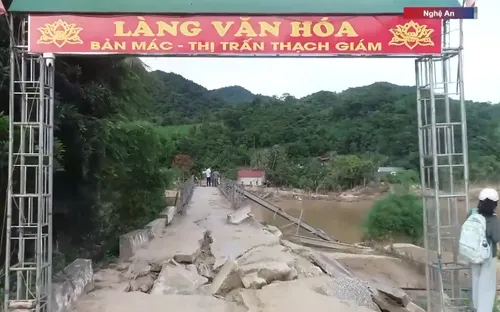 Lũ cuốn trôi 5 cầu treo ở Nghệ An, người dân vùng lũ khó khăn chồng chất