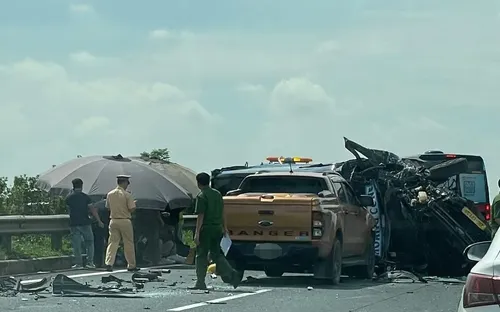 Tai nạn liên hoàn trên cao tốc Ninh Bình, xe limousine bẹp dúm, xe khách lao khỏi đường