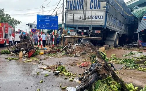 Xe tải lao vào chợ ở Quảng Trị: 3 nạn nhân đang nguy kịch