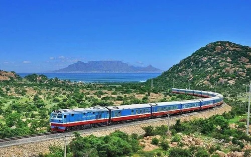 Mua vé tàu Tết chặng càng xa giá càng giảm