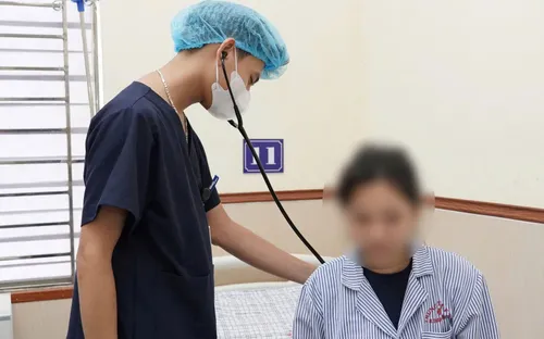 Nguy kịch vì sốc phản vệ sau khi ăn nhộng ong