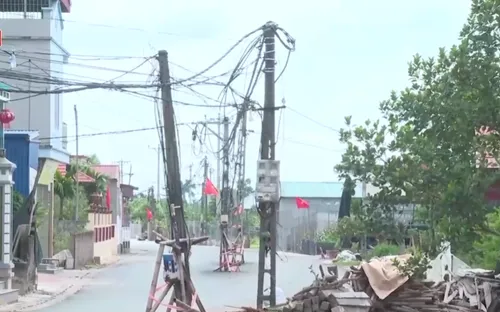 Đường dài 200 mét nhưng có tới 5 cột điện “cắm” giữa lòng