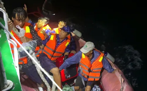 Cảnh sát biển kịp thời cứu 4 ngư dân gặp nạn trên biển