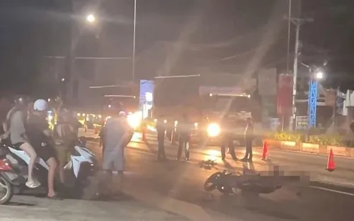 Xe khách giường nằm va chạm xe máy trong đêm khiến 2 người thương vong