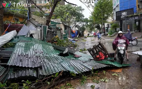 Kiên quyết cấm phương tiện đi qua đoạn đường nguy hiểm để tránh siêu bão số 9