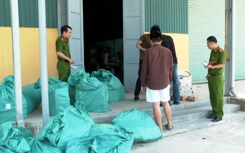 Khởi tố nhóm đối tượng sản xuất hơn 900 chai dầu gội giả  