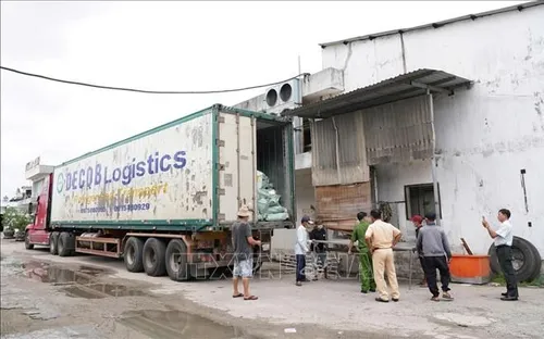 Phát hiện xe chở hàng chục tấn thực phẩm không rõ nguồn gốc