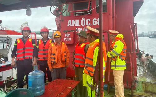 Trước bão số 10, Công an Đà Nẵng hướng dẫn ngư dân sắp xếp phương tiện an toàn