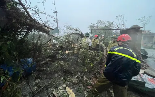 Thanh Hóa: Công an xuyên đêm giúp dân ứng phó với bão số 10 (Bualoi)