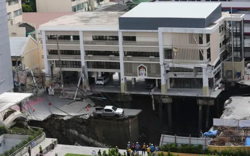 Mưa lớn cản trở nỗ lực khắc phục "hố tử thần" tại Thái Lan