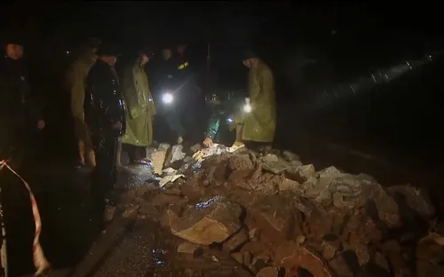 Xuyên đêm canh gác đê kè và các điểm xung yếu