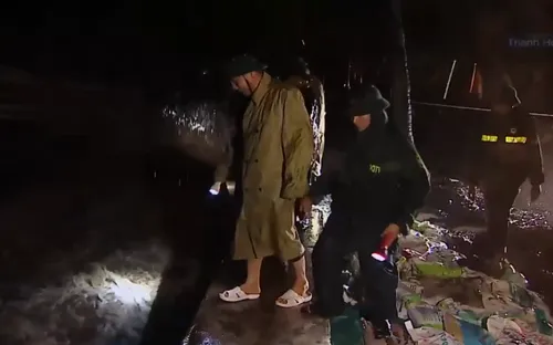 Thanh Hóa: Xuyên đêm canh gác đê, kè và các điểm xung yếu