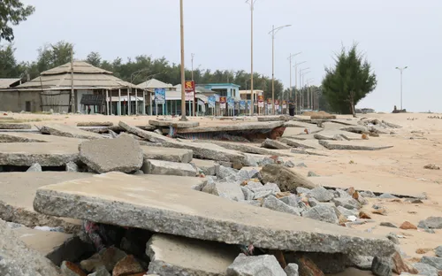 Bãi biển Thuận An tan hoang sau bão số 10