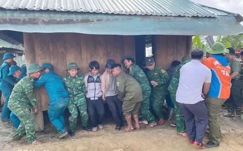 Đà Nẵng: Khẩn cấp di chuyển nguyên trạng 7 ngôi nhà ra khỏi vùng sạt lở