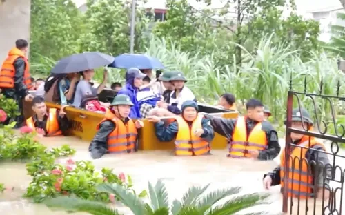 Quân khu 4 khẩn trương giúp dân ổn định cuộc sống