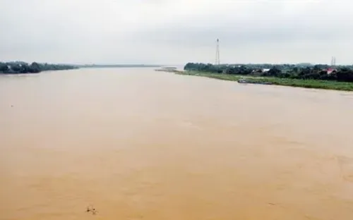 Tổ chức lực lượng canh gác khi lũ đặc biệt lớn trên sông Thao