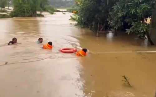 Căng mình ứng cứu người dân vùng lũ lụt