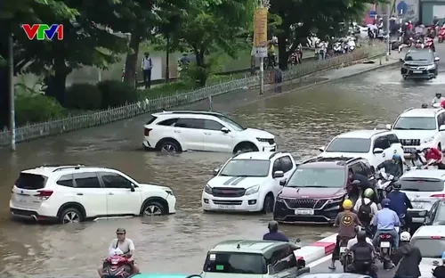 Nhiều tuyến phố của Hà Nội biến thành “sông” mỗi khi mưa lớn