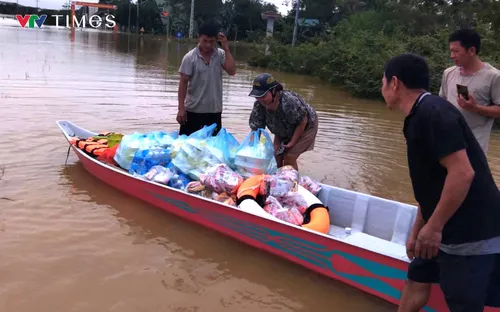 Những suất cơm nghĩa tình ấm lòng đồng bào vùng lũ Nghệ An