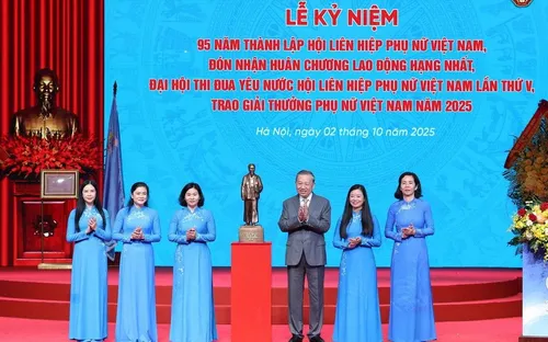 Tổng Bí thư mong muốn phụ nữ Việt Nam sẽ là "điểm tựa hạnh phúc"