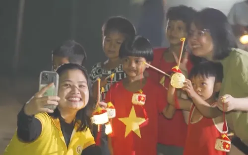 Trung Thu sớm cho trẻ em vùng núi đặc biệt khó khăn