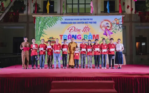 Đêm hội trăng rằm cho trẻ em khuyết tật Phú Thọ