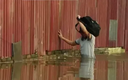 Nhà vẫn ngập sâu hơn 1m, người dân Xuân Phương, Hà Nội chật vật sau mưa lớn