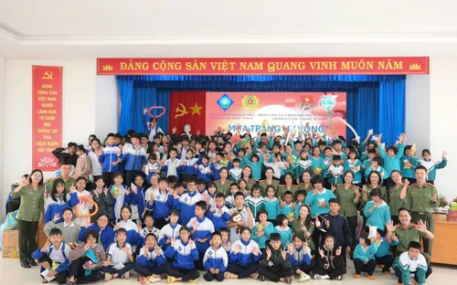 Công an tỉnh Lâm Đồng mang Tết Trung thu ấm áp đến với trẻ em khuyết tật