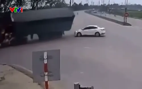 Đánh lái gấp để tránh va chạm, xe tải lật nghiêng xuống đường