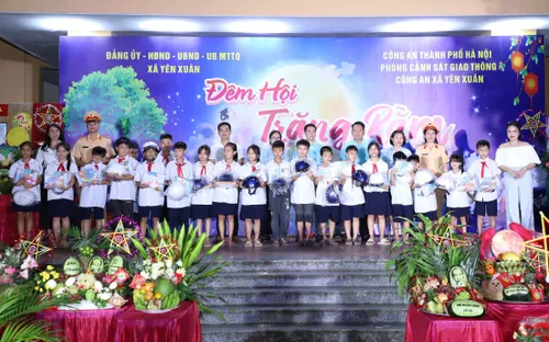 Lan tỏa thông điệp an toàn giao thông tại "Đêm hội trăng rằm" xã Yên Xuân (Hà Nội)