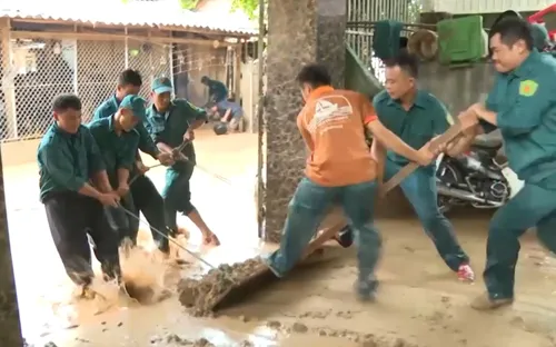 Tình người trong lũ