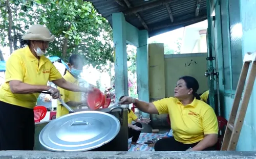 Người phụ nữ khuyết tật nấu ăn miễn phí cho người dân khó khăn