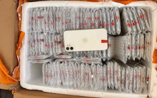 Phát hiện gần 5.000 điện thoại và hơn 2.500 đôi giày nghi giả mạo nhãn hiệu lớn