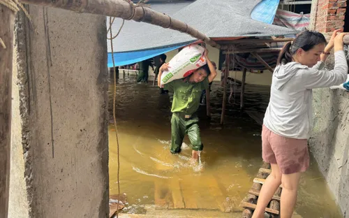 Lũ vượt lịch sử trên sông Cầu, sông Thương: Hàng nghìn người ứng trực bảo vệ đê