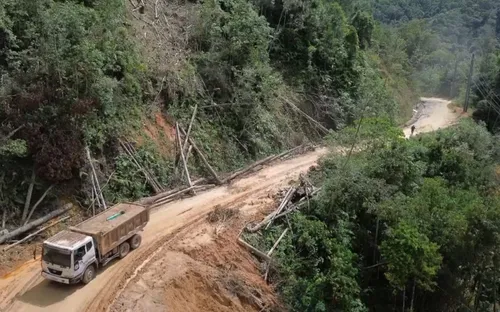 Quảng Ngãi: Nguy cơ tai nạn do gỗ lăn trên tỉnh lộ 676