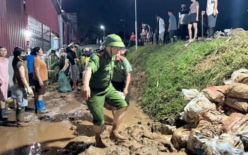 Hà Nội: Lực lượng Công an cơ sở hỗ trợ người dân ứng phó với mưa lũ