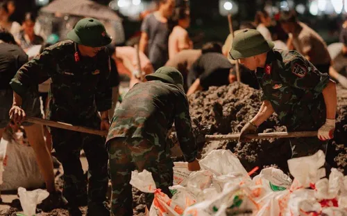 Bão lũ có thể cuốn trôi tất cả, nhưng không thể cuốn đi tình quân dân, nghĩa đồng bào