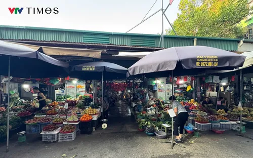 Giá rau xanh tại Hà Nội tăng gấp ba sau mưa bão