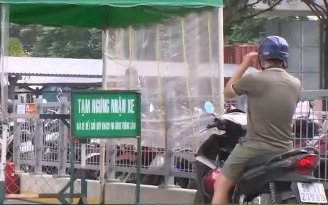 Khổ sở vì thiếu chỗ gửi xe khi đi Metro