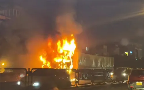 Xe đầu kéo bốc cháy trên đường Vành đai 3 (Hà Nội), tài xế kịp thời thoát nạn