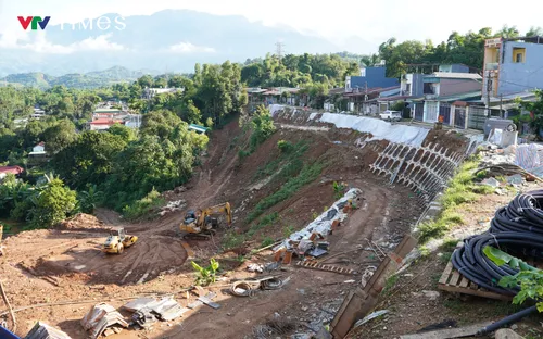 Công trình kè 50 tỉ ở Lào Cai: Chậm tiến độ, dân thấp thỏm đợi chờ